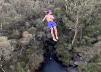 21χρονος έκανε βουτιά «θανάτου» από 42 μέτρα – Το κατέγραψαν σε βίντεο