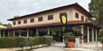 Alldaynews.gr ΕΚΤΑΚΤΟ: Γυναίκα αυτοπυρπολήθηκε έξω από την Αίγλη Ζαππείου
