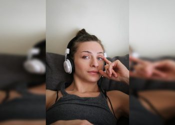 Ακούς το ίδιο τραγούδι ξανά και ξανά; H ψυχολογία λέει ότι πιθανότατα έχεις αυτά τα 4 κοινά χαρακτηριστικά