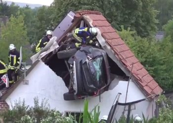 Πρωτοφανές τροχαίο: Αυτοκίνητο χτύπησε παιδί και «καρφώθηκε» σε στέγη