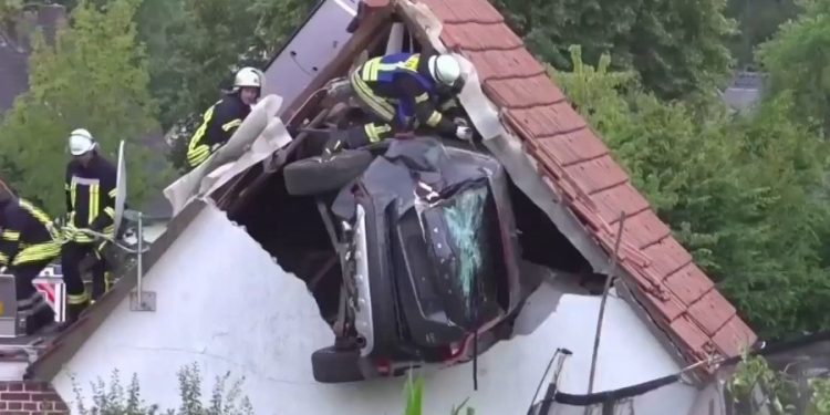 Alldaynews.gr Πρωτοφανές τροχαίο: Αυτοκίνητο χτύπησε παιδί και «καρφώθηκε» σε στέγη