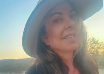 Άντζελα Δημητρίου: Ποζάρει με μαγιό στα 70 και λέει… «Μην ακούσω τίποτα»