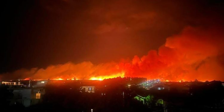 ΕΚΤΑΚΤΟ – ΜΕΓΑΛΗ ΦΩΤΙΑ ΜΕΣΑ ΣΤΗ ΝΥΧΤΑ – ΜΕΓΑΛΩΝΕΙ ΤΟ ΜΕΤΩΠΟ