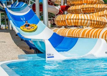 Τραγωδία: Πέθανε βρέφος, πέφτοντας από νεροτσουλήθρα – Γλίστρησε από την αγκαλιά του πατέρα του