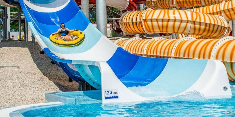 Alldaynews.gr Τραγωδία: Πέθανε βρέφος, πέφτοντας από νεροτσουλήθρα – Γλίστρησε από την αγκαλιά του πατέρα του