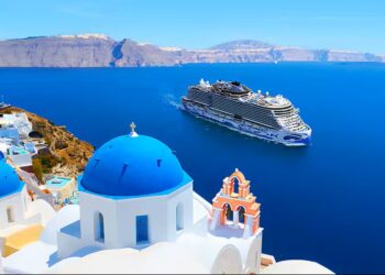 Τέλος κρουαζιέρας: Στα 20 ευρώ ανά επιβάτη για αποβίβαση στα λιμάνια Μυκόνου και Σαντορίνης
