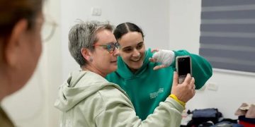 «Αν τους είχα μπροστά μου θα τους σκότωνα με χαρά», λέει όμηρος της Χαμάς – Η αιχμαλωσία της σε κλουβιά