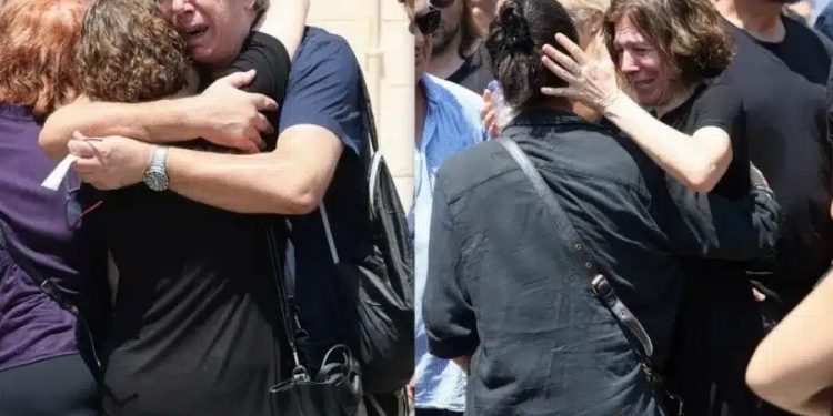 Alldaynews.gr Κηδεία Γεράσιμου Μιχελή: Κατέρρευσαν οι συνάδελφοι ηθοποιοί – Δεν άντεξαν στο Αντίο του