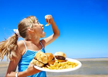 Πόσες ώρες πρέπει να περάσουν για να μπούμε στη θάλασσα μετά το φαγητό;