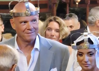 Παντρεύτηκε ο Τζώνη Καλημέρης και η Ελπίδα Ιακωβίδου – Γιατί φόρεσαν και οι δυο στέμματα