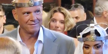 Alldaynews.gr Παντρεύτηκε ο Τζώνη Καλημέρης και η Ελπίδα Ιακωβίδου – Γιατί φόρεσαν και οι δυο στέμματα