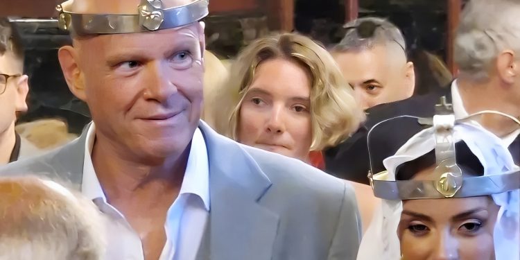 Alldaynews.gr Παντρεύτηκε ο Τζώνη Καλημέρης και η Ελπίδα Ιακωβίδου – Γιατί φόρεσαν και οι δυο στέμματα