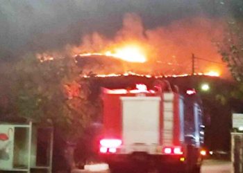 ΕΚΤΑΚΤΟ: ΜΕΓΑΛΗ ΦΩΤΙΑ ΤΩΡΑ ΜΕΣΑΣΤΗ ΝΥΧΤΑ – ΣΥΝΑΓΕΡΜΟΣ ΣΤΗΝ ΠΥΡΟΣΒΕΣΤΙΚΗ