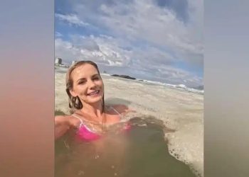 Επική γκάφα για μία influencer – Βούτηξε σε αφρό από βοθρολύματα