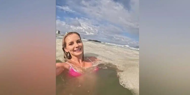 Alldaynews.gr Επική γκάφα για μία influencer – Βούτηξε σε αφρό από βοθρολύματα