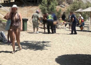 Πάλευαν να τον σώσουν στην άμμο – Χωρίς τις αισθήσεις του μεταφέρθηκε στο Νοσοκομείο
