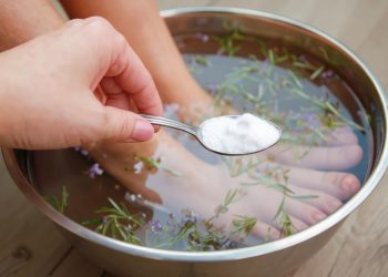 Πλύσιμο ποδιών με αλάτι και μαγειρική σόδα -Γιατί να το κάνετε και σε τι χρησιμεύει, σύμφωνα με τους ειδικούς