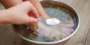 Πλύσιμο ποδιών με αλάτι και μαγειρική σόδα -Γιατί να το κάνετε και σε τι χρησιμεύει, σύμφωνα με τους ειδικούς