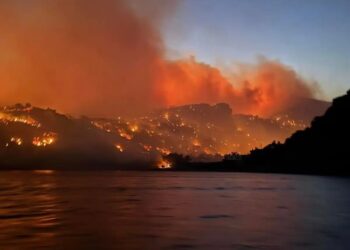 ΠΥΡΙΝΗ ΚΟΛΑΣΗ: ΑΝΕΞΕΛΕΓΚΤΟ ΤΟ ΠΥΡΙΝΟ ΜΕΤΩΠΟ ΤΗΣ ΦΩΤΙΑΣ – ΚΑΙΓΟΝΤΑΙ ΣΠΙΤΙΑ – ΑΠΕΓΛΩΒΙΖΟΝΤΑΙ ΑΝΘΡΩΠΟΙ