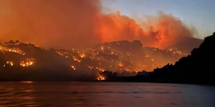 Alldaynews.gr ΠΥΡΙΝΗ ΚΟΛΑΣΗ: ΑΝΕΞΕΛΕΓΚΤΟ ΤΟ ΠΥΡΙΝΟ ΜΕΤΩΠΟ ΤΗΣ ΦΩΤΙΑΣ – ΚΑΙΓΟΝΤΑΙ ΣΠΙΤΙΑ – ΑΠΕΓΛΩΒΙΖΟΝΤΑΙ ΑΝΘΡΩΠΟΙ