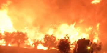 ΕΚΤΑΚΤΟ: Εξαπλώνεται το πύρινο μέτωπο – Σκληρή μάχη για να μη φτάσουν οι φλόγες στο Ασπροχώρι – Φωτογραφίες και βίντεο