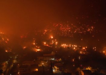 Εικόνες αποκάλυψης από την φλεγόμενη Προύσα ‑Απομακρύνθηκαν περισσότεροι από 3.600 άνθρωποι
