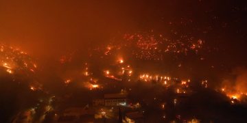 Alldaynews.gr Εικόνες αποκάλυψης από την φλεγόμενη Προύσα ‑Απομακρύνθηκαν περισσότεροι από 3.600 άνθρωποι