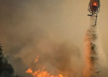 ΕΚΤΑΚΤΟ: Ανεξέλεγκτη η φωτιά – Εκκενώνονται χωριά και κατασκηνώσεις – Καίγονται σπίτια