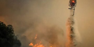 ΕΚΤΑΚΤΟ: Ανεξέλεγκτη η φωτιά – Εκκενώνονται χωριά και κατασκηνώσεις – Καίγονται σπίτια