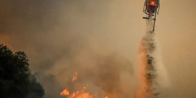 ΕΚΤΑΚΤΟ: Ανεξέλεγκτη η φωτιά – Εκκενώνονται χωριά και κατασκηνώσεις – Καίγονται σπίτια