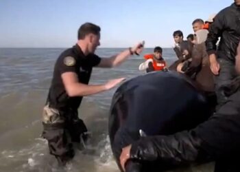 Γάλλος αστυνομικός σκίζει φουσκωτή βάρκα με μετανάστες λίγο πριν διασχίσουν τη Μάγχη