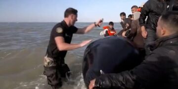 Alldaynews.gr Γάλλος αστυνομικός σκίζει φουσκωτή βάρκα με μετανάστες λίγο πριν διασχίσουν τη Μάγχη