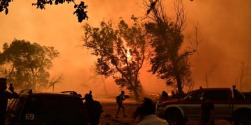 Alldaynews.gr ΚΑΙΓΕΤΑΙ Η ΧΩΡΑ – ΕΚΤΟΣ ΕΛΕΓΧΟΥ ΟΙ ΦΩΤΙΕΣ – ΣΥΝΑΓΕΡΜΟΣ ΣΤΗΝ ΠΥΡΟΣΒΕΣΤΙΚΗ – ΟΛΟΝΥΧΤΙΑ ΜΑΧΗ