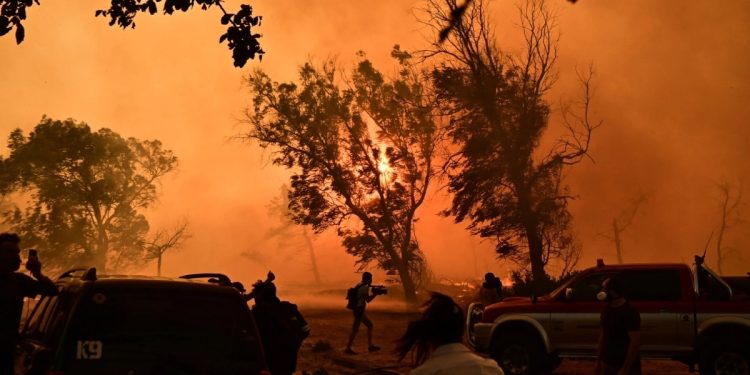 Alldaynews.gr ΚΑΙΓΕΤΑΙ Η ΧΩΡΑ – ΕΚΤΟΣ ΕΛΕΓΧΟΥ ΟΙ ΦΩΤΙΕΣ – ΣΥΝΑΓΕΡΜΟΣ ΣΤΗΝ ΠΥΡΟΣΒΕΣΤΙΚΗ – ΟΛΟΝΥΧΤΙΑ ΜΑΧΗ