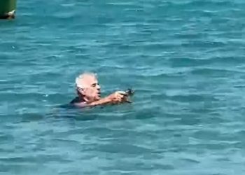 Γάλλος τουρίστας βούτηξε στη θάλασσα για να σώσει γατάκι που πνιγόταν – Δείτε βίντεο