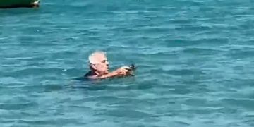 Alldaynews.gr Γάλλος τουρίστας βούτηξε στη θάλασσα για να σώσει γατάκι που πνιγόταν – Δείτε βίντεο