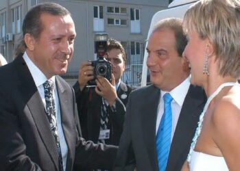 Σαν σήμερα, 11 Ιουλίου 2004: Ο Κώστας Καραμανλής παντρεύει την κόρη του Ρετζέπ Ταγίπ Ερντογάν