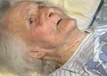 Ένας γιος πήγε τη μητέρα του σε ένα γηροκομείο, όπου την επισκεπτόταν κατά διαστήματα