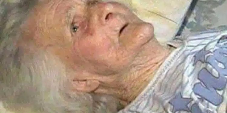 Ένας γιος πήγε τη μητέρα του σε ένα γηροκομείο, όπου την επισκεπτόταν κατά διαστήματα