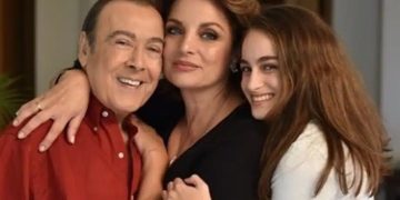 Alldaynews.gr Συγκλονίζουν τα μηνύματα της Άντζελας Γκερέκου και της κόρης της για τον Τόλη Βοσκόπουλο