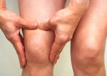 Όταν τα πόδια προειδοποιούν: 5 σημάδια‑συναγερμός ότι κινδυνεύει η καρδιά σας