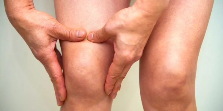 Όταν τα πόδια προειδοποιούν: 5 σημάδια‑συναγερμός ότι κινδυνεύει η καρδιά σας