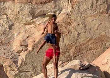 Πατέρας πέταξε τον γιο του από τον βράχο για να του δώσει ένα μάθημα για την αντιμετώπιση των φόβων του