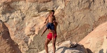 Alldaynews.gr Πατέρας πέταξε τον γιο του από τον βράχο για να του δώσει ένα μάθημα για την αντιμετώπιση των φόβων του