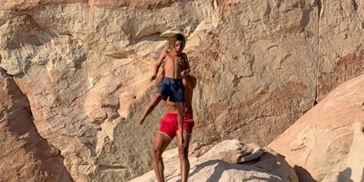 Alldaynews.gr Πατέρας πέταξε τον γιο του από τον βράχο για να του δώσει ένα μάθημα για την αντιμετώπιση των φόβων του