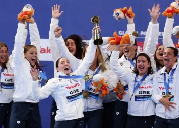 Εθνική πόλο: Η απονομή του χρυσού μεταλλίου – Τα «χρυσά» κορίτσια ψάλλουν με πάθος και περηφάνια τον Εθνικό ύμνο