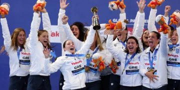 Εθνική πόλο: Η απονομή του χρυσού μεταλλίου – Τα «χρυσά» κορίτσια ψάλλουν με πάθος και περηφάνια τον Εθνικό ύμνο