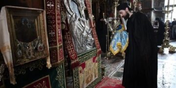 Alldaynews.gr Η Παναγία δεν άφησε νέο προσκυνητή να ασπαστεί την εικόνα της