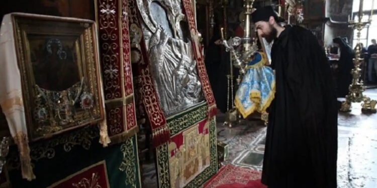Alldaynews.gr Η Παναγία δεν άφησε νέο προσκυνητή να ασπαστεί την εικόνα της