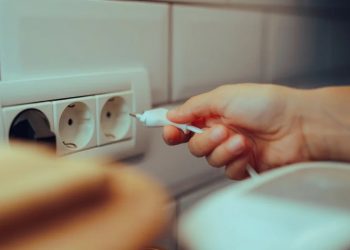 Ποιες ηλεκτρικές συσκευές πρέπει να αποσυνδέουμε όταν φεύγουμε για διακοπές